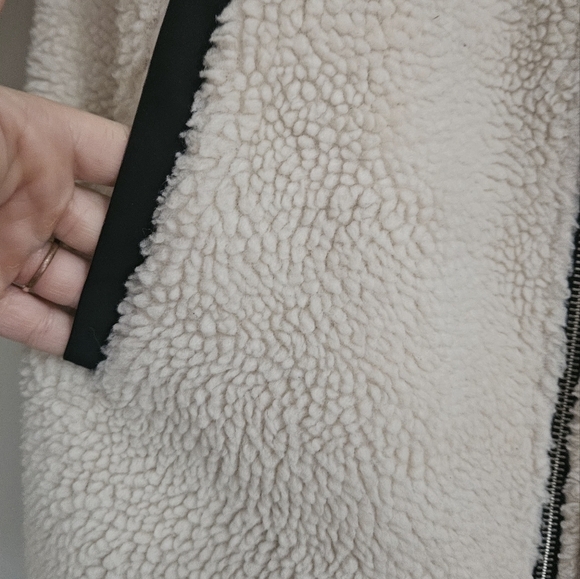 H&M Faux Shearling Jacket- Light beige/black. Size small - Picture 10 of 15